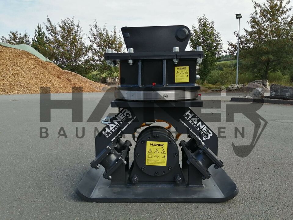 Baumaschine und Anbaugerät im Einsatz
